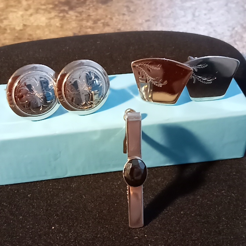 Cufflink, tie clip set